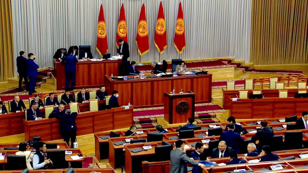 Qırğızıstan parlamenti növbədənkənar iclasa toplaşır