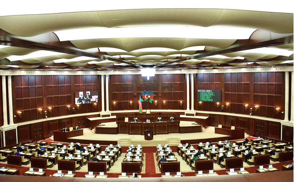 Deputat Milli Məclisdə özündən çıxdı