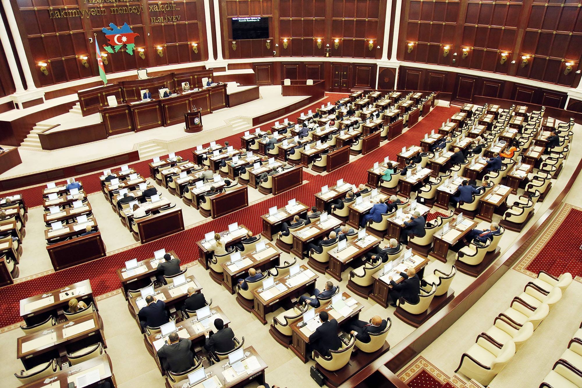Parlament 11 məsələyə görə TOPLAŞIR